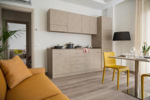 切塞纳蒂科Nido Suite & Apartments的厨房以及带沙发和桌子的客厅。