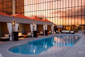 查塔努加The Westin Chattanooga的一座酒店游泳池,享有日落美景