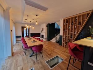 玛塔弗瑞德Edit Villa Friends的用餐室以及带桌椅的起居室。