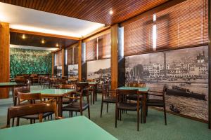 丰沙尔杜卡尔穆酒店的餐厅拥有木墙和桌椅