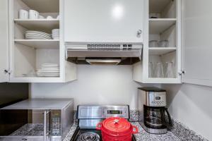 Dupont Circle 1BR w WD nr metro Johns Hopkins WDC-60的厨房或小厨房