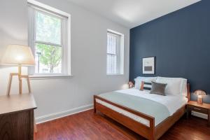 Dupont Circle 1BR w WD nr metro Johns Hopkins WDC-60客房内的一张或多张床位