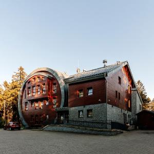 JeřmaniceHotel Obří Sud Javorník的一座带圆顶屋顶的大型砖砌建筑