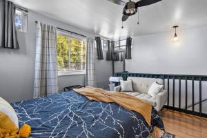 罗利Downtown Guest House的一间卧室配有一张床、一张沙发和一个窗口