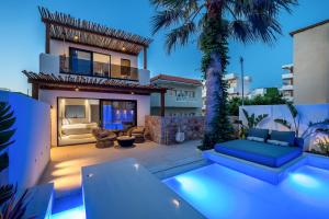 斯塔里斯Soleil Rooms and Suites的蓝色沙发和棕榈树的房子