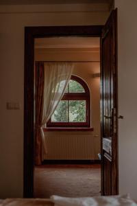 Kwilcz欧兰迪亚酒店的通往卧室的开放式门,卧室设有窗户