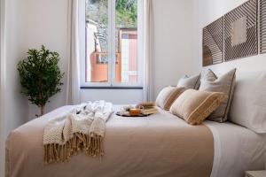 波托菲诺Olives Bay Terrace in Portofino的白色卧室设有一张大床和窗户