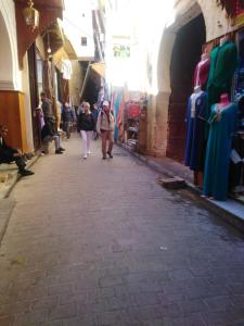 非斯riad zahra的一群人沿着一条小巷的街道走着