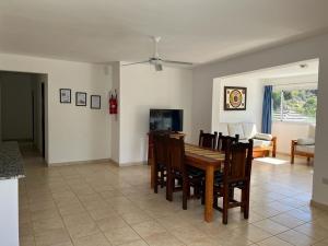梅洛La Herradura Village的用餐室以及带桌椅的起居室。