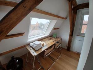 布鲁日De Zomere B&B的小房间设有木桌和窗户