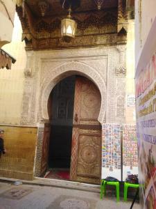 非斯riad zahra的一座带大木门的建筑的入口
