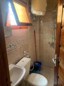 达喀尔Résidence Hadja 02的浴室配有白色卫生间和盥洗盆。