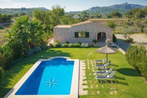波连斯萨Villa Antonia, Pollença的享有带游泳池和椅子的别墅的外部景色
