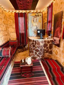 瓦迪穆萨Petra fort hotel的一间石墙客房和一间带桌子的房间