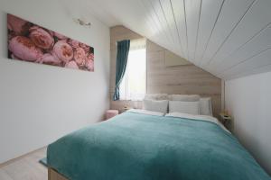 巴拉顿菲赖德Lotti Residnece Familyar的卧室配有一张大床,墙上挂有绘画作品