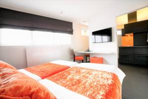 马尔梅迪赖斯布里特塞恩酒店的酒店客房配有两张床和一张书桌