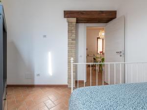 卡利亚里Santa Margherita House的一间卧室设有一张床,走廊设有楼梯
