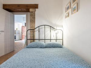 卡利亚里Santa Margherita House的一间卧室配有一张带蓝色枕头的床。