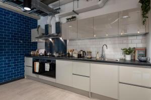 Studios and Ensuite Bedrooms with Shared Kitchen at Riverside in Canterbury的厨房或小厨房