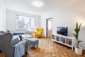 捷克利帕Apartman JakoDoma的带沙发和电视的客厅