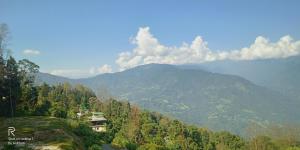 AritarAtithi Griha Homestay - ARITAR, SILK ROUTE, SIKKIM的山丘上的房子享有山景