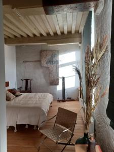 布鲁日De Zomere B&B的一间卧室配有一张床和一把椅子