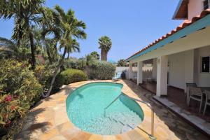 棕榈滩龙舌兰花园酒店的一座房子后院的游泳池