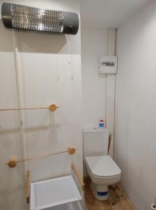 拉夫拉内Le Gargantua的浴室配有白色卫生间和加热器