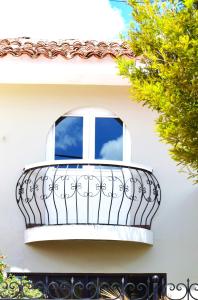 库斯科CASA MONTES PARDO的带阳台的房屋设有窗户