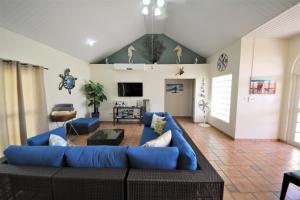 努尔德棕榈滩日落别墅的一个带蓝色沙发的大客厅