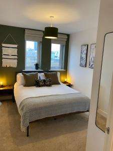 纽波特Luxury Riverfront Apartment的一间卧室设有一张带绿色墙壁的大床