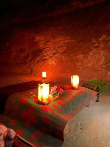 瓦迪拉姆Wadi rum secrets camp的洞穴里带两个蜡烛的房间