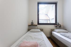 卢布尔雅那BIG PIPE apartment的小型客房 - 带2张床和窗户