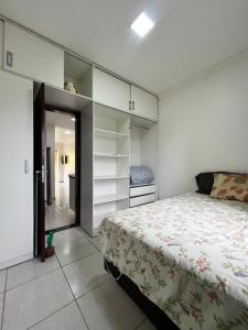 格拉瓦塔Winterville flat 307的一间卧室配有一张床和一个步入式衣柜