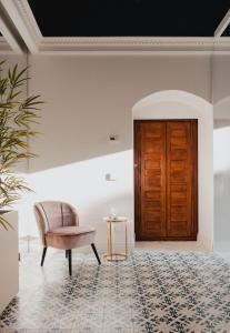 马泰拉Sant'Angelo, Matera的一间带椅子和木门的房间