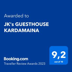 卡尔扎迈纳JK's GUESTHOUSE KARDAMAINA的uks guesthouse karadj旅馆标有蓝色标语