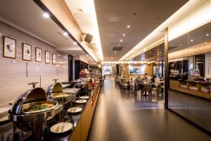 台南夏都富朗酒店的一间带桌椅的餐厅和一间长餐厅