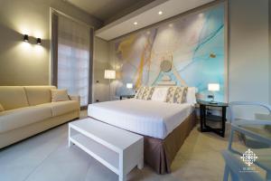 锡拉库扎Matteotti Luxury Residence的一间卧室配有一张大床和一张沙发