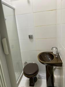 里约热内卢Apartamento Zona Norte 2qts的一间带卫生间和水槽的浴室