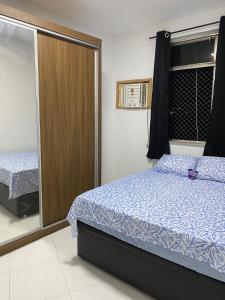 里约热内卢Apartamento Zona Norte 2qts的一间带一张床和一个衣柜的小卧室
