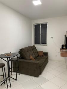 里约热内卢Apartamento Zona Norte 2qts的客厅配有沙发和桌子