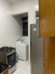 里约热内卢Apartamento Zona Norte 2qts的厨房配有冰箱、洗衣机和烘干机