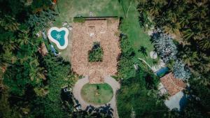 佩德拉斯港Casa Brasileira - Hotel Galeria的花园顶部的心形标志