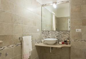 奥斯图尼Residenza Aurora的一间带水槽和镜子的浴室