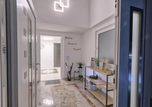 拉多夫吉卡47 Heaven Luxury House的一间设有走廊、桌子和镜子的客房