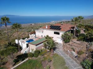 阿德耶CASANTILVIA heated pool paradise的屋顶上太阳能电池板房子的空中景观