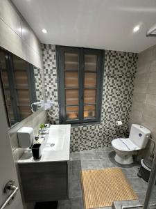 雅典ROH Suites的一间带水槽和卫生间的浴室