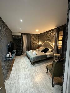 雅典ROH Suites的一间卧室配有一张床和一把椅子