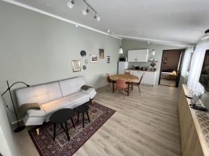 埃基斯蒂尔Bridge Apartment的客厅配有白色的沙发和桌子