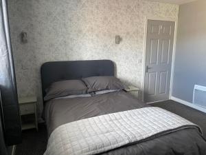 FinstownKevara Self-Catering的一间卧室配有一张带两个枕头的床